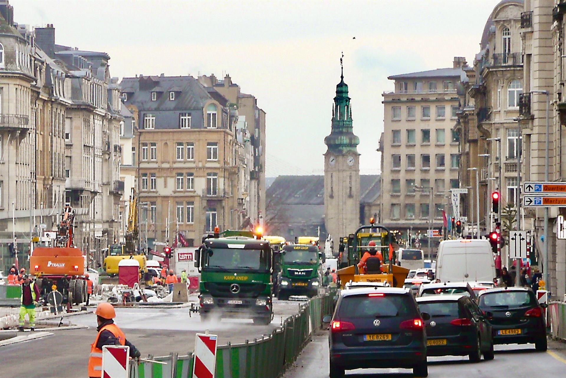 Eine Stadt im Umbruch: Auf mehreren Kilometern windet sich die Baustelle für die Verlängerung der Tram zum Hauptbahnhof mit dem markanten Uhrenturm.